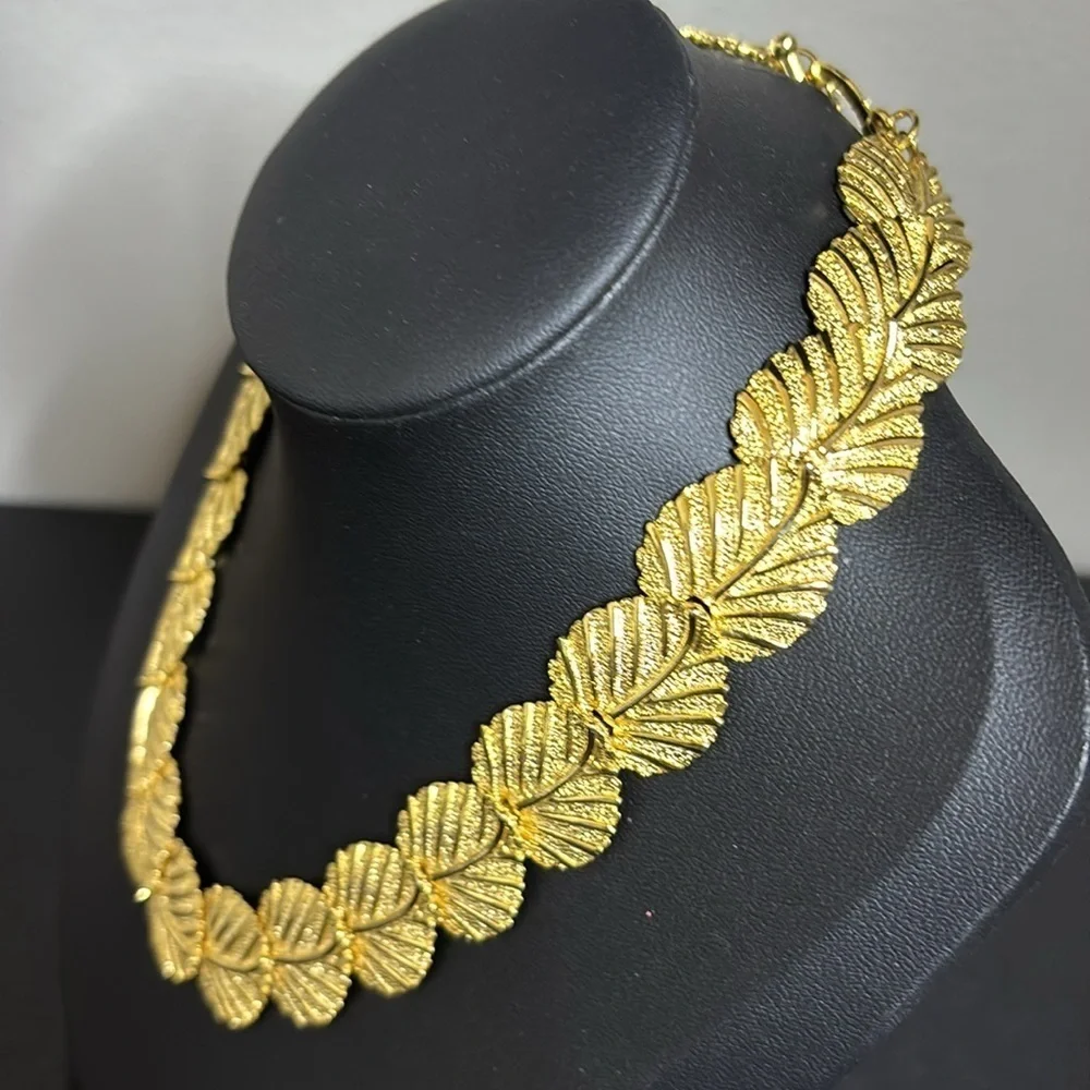 Vintage Overlapping Gold Tone Leaf Leaves Statement Regal Necklace